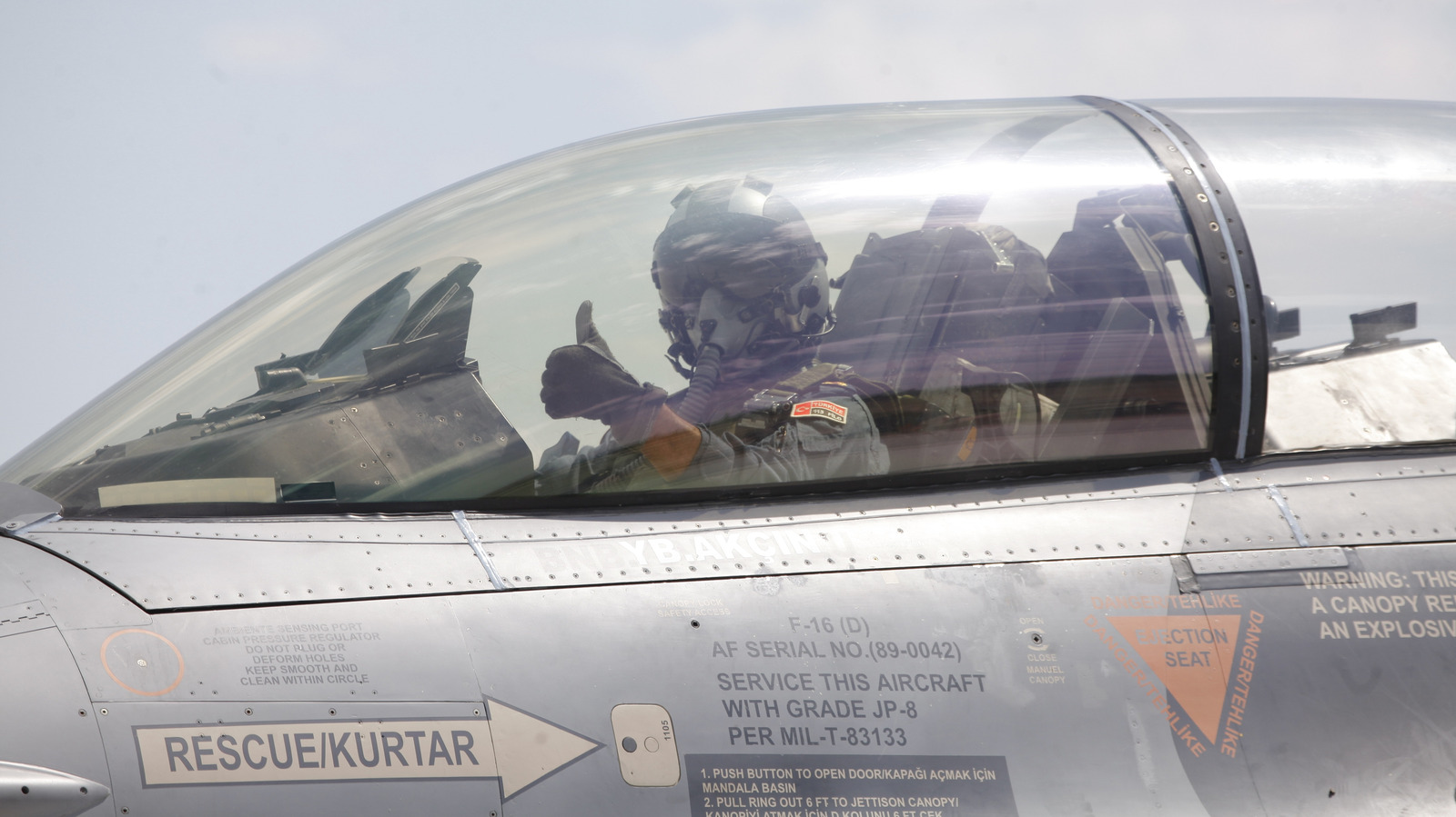 F-16 сөнөөгч онгоцны суудлын налуу өнцөг нь нисгэгчийн аюулгүй байдал болон байлдааны чадавхыг хэрхэн сайжруулдаг вэ?