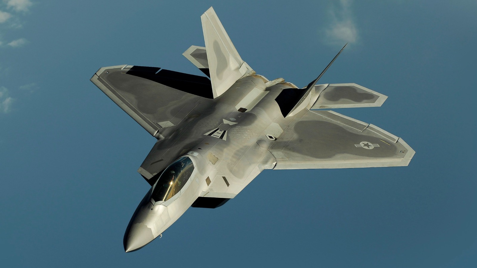 F-22 Raptor сөнөөгч онгоц нь түлш зарцуулалт багатайгаар дуунаас хурдан нисэх чадвараараа ялгарч байна