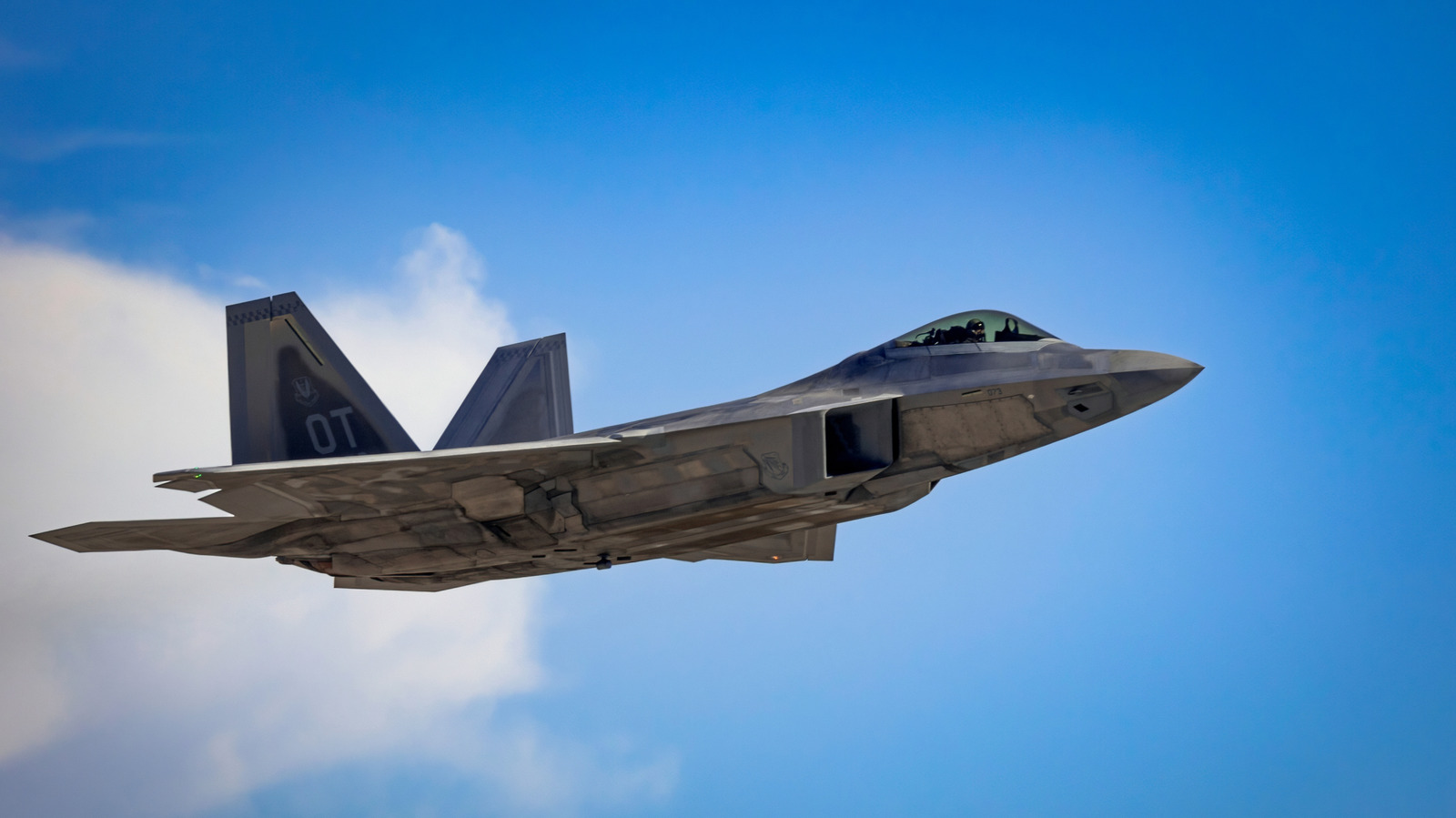 Eurofighter Typhoon болон F-22 Raptor: Сөнөөгч онгоцнуудын чадавхын харьцуулалт