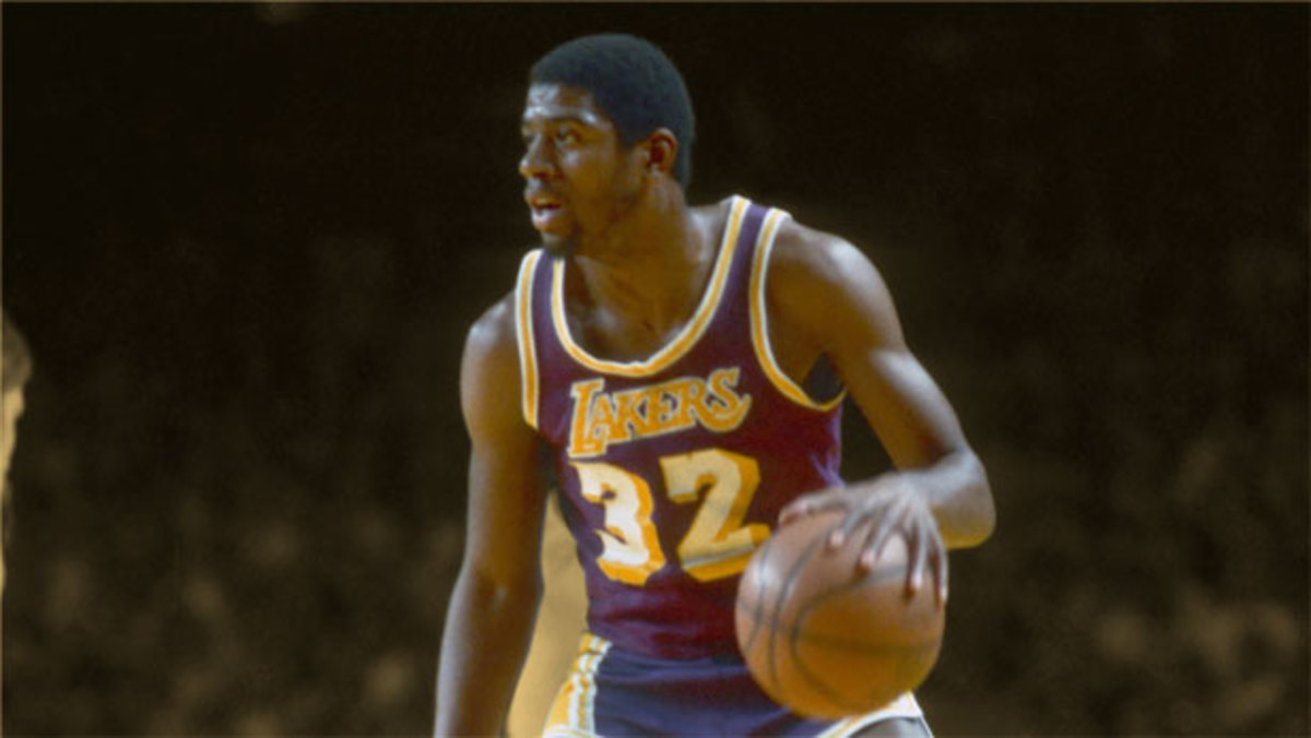 1980 оны NBA-ийн финалын зургаа дахь тоглолтод төвийн тоглогчийн үүрэг гүйцэтгэсэн Мэжик Жонсоны түүхэн амжилт