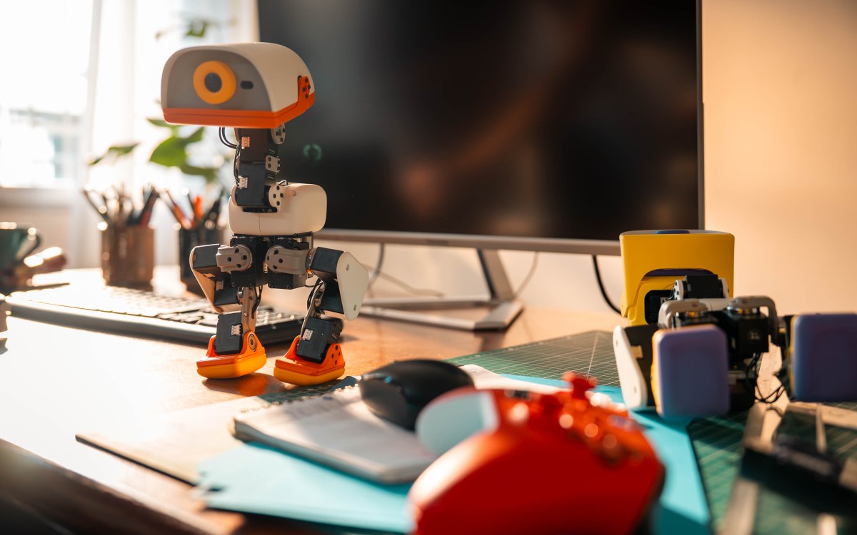 Hugging Face компани 399 долларын үнэтэй нээлттэй эх код бүхий Microduck роботыг танилцууллаа