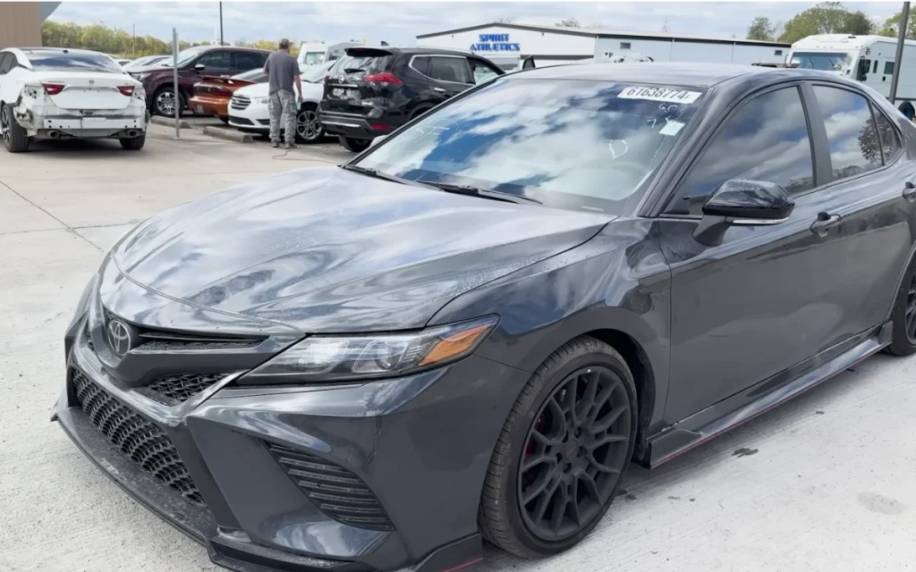 Дуудлага худалдаанаас хямд үнээр худалдаж авсан Toyota Camry TRD загварын далд гэмтлүүд илэрлээ