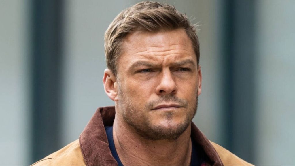 “Reacher” цувралын од Алан Ритчсон дуучны авьяасаа харууллаа