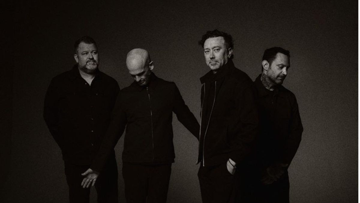 Rise Against хамтлаг Alkaline Trio-той хамтарсан аялан тоглолтынхоо өмнө хоёр шинэ синглээ танилцууллаа