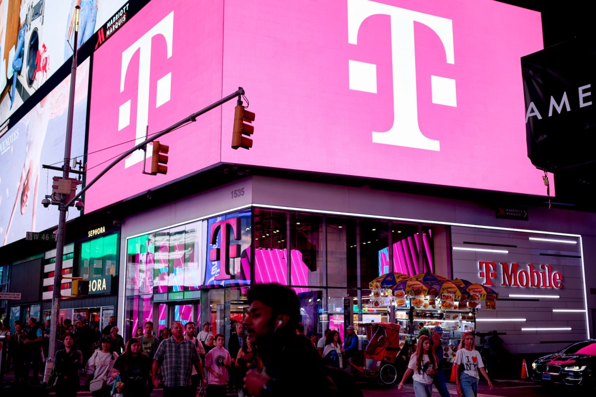 T-Mobile сүлжээндээ нэвтэрсэн Хятадын хакеруудыг зогсоохын тулд кабель тасалжээ