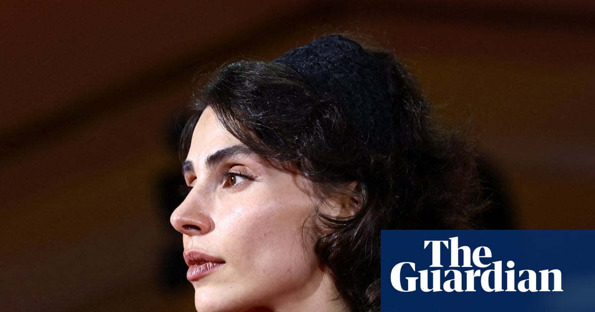 Ираны жүжигчин Лалех Марзбаны Венецийн кино наадамд хэлсэн үг эсэргүүцэлтэй тулгарлаа