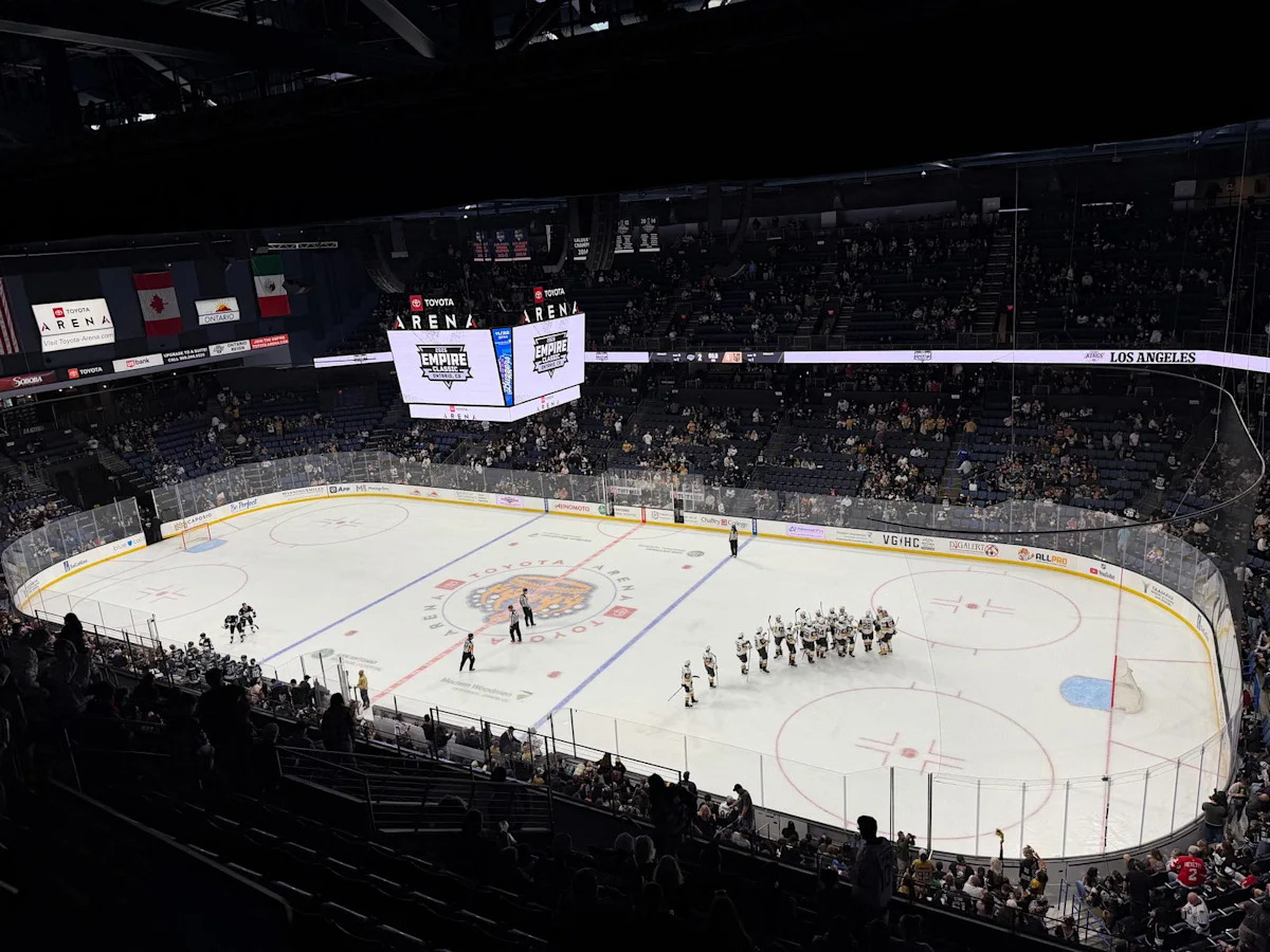 Вегас Голден Найтс NHL-ийн улирлын өмнөх тоглолтод Лос-Анжелес Кингсийг хожлоо