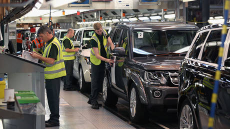 Jaguar Land Rover компани зардлаа бууруулах хүрээнд олон мянган ажлын байрыг цомхотгохоор төлөвлөж байна