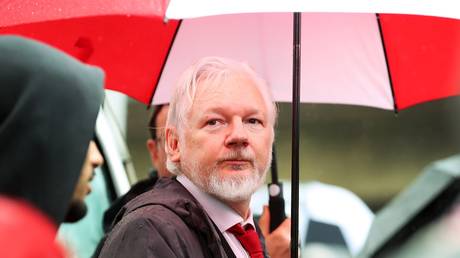 WikiLeaks-ийн үүсгэн байгуулагч Жулиан Ассанж олон нийтийн амьдралд эргэн ирлээ