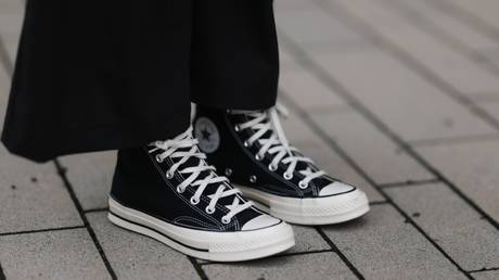 Converse компани арьс өнгөөр ялгаварлан гадуурхсан шинжтэй сурталчилгааныхаа улмаас уучлалт гуйлаа