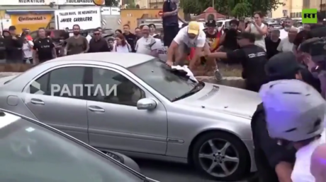 Испанийн Сеута хотод цагаачлалын эсрэг жагсагчид улс төрчийн автомашиныг халдлагад өртүүлжээ