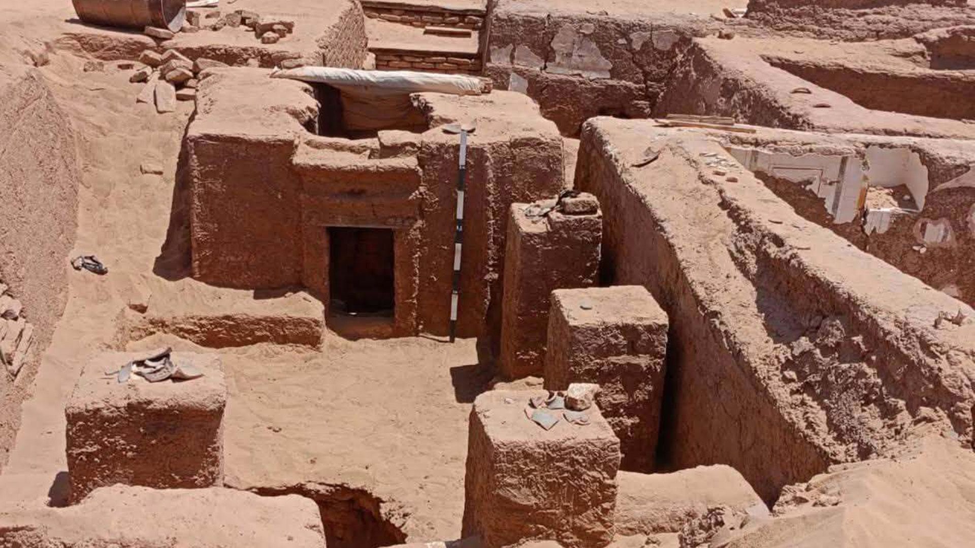 Египетэд 1700 жилийн настай булш, эртний Грек шүлэг бүхий хавтан илрүүлжээ
