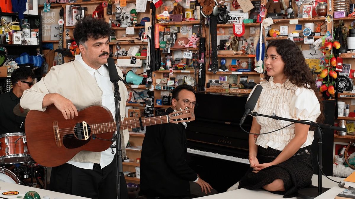 Алекс Феррейра болон Силвана Эстрада нар Tiny Desk тайзнаа хамтарсан тоглолт хийлээ