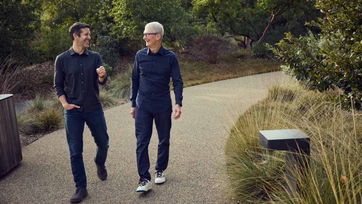 Тим Күүк Apple компанийн гүйцэтгэх захирлын албан тушаалаасаа бууж Жон Тернуст ажлаа хүлээлгэн өглөө