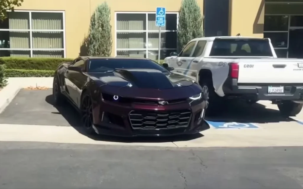 Дэлхийн анхны “chop top” загварын Chevrolet Camaro-г бүтээсэн нь цахим орчинд маргаан дагуулж байна