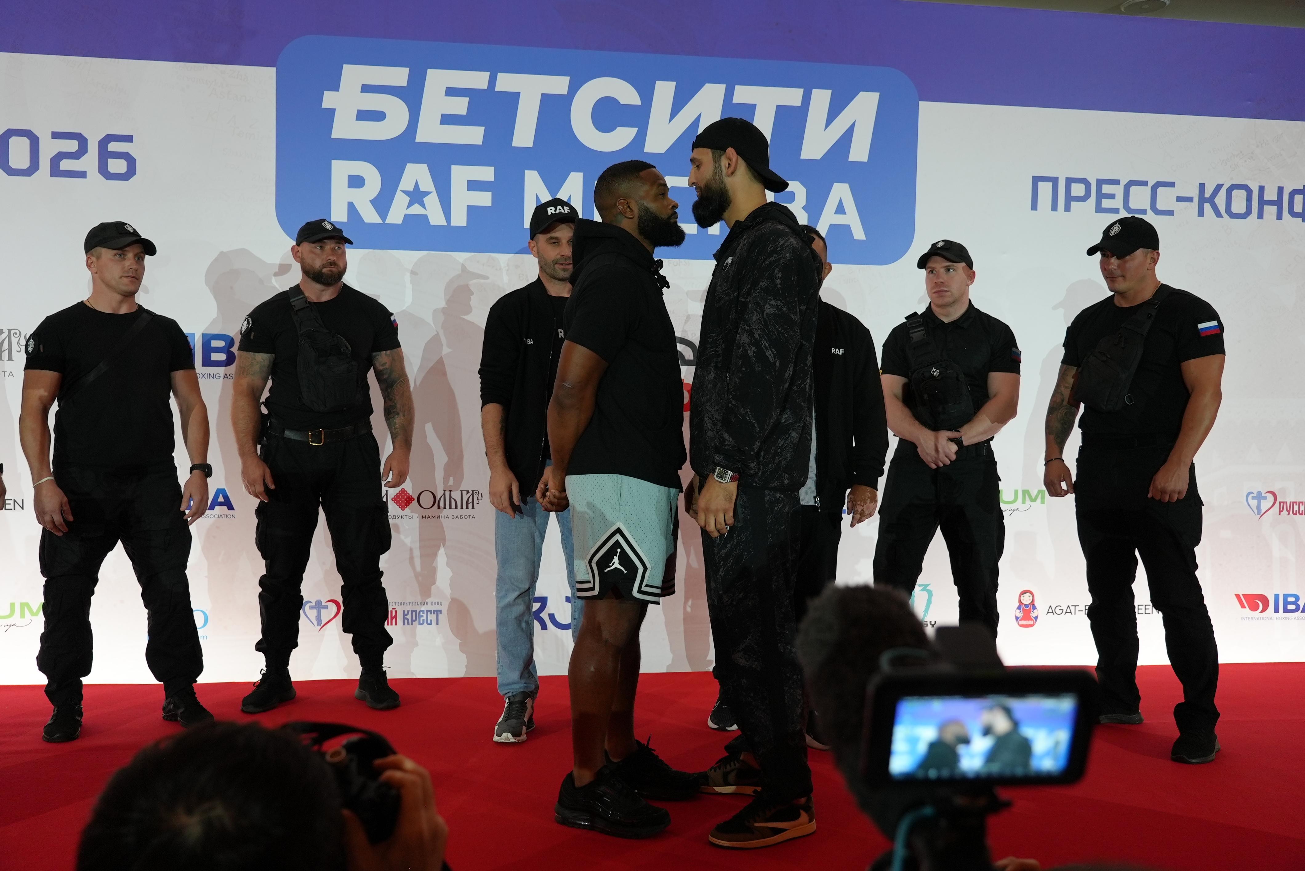 Хамзат Чимаев болон Тайрон Вудли нарын 195 фунтын жингийн тулаан Орост эхэллээ