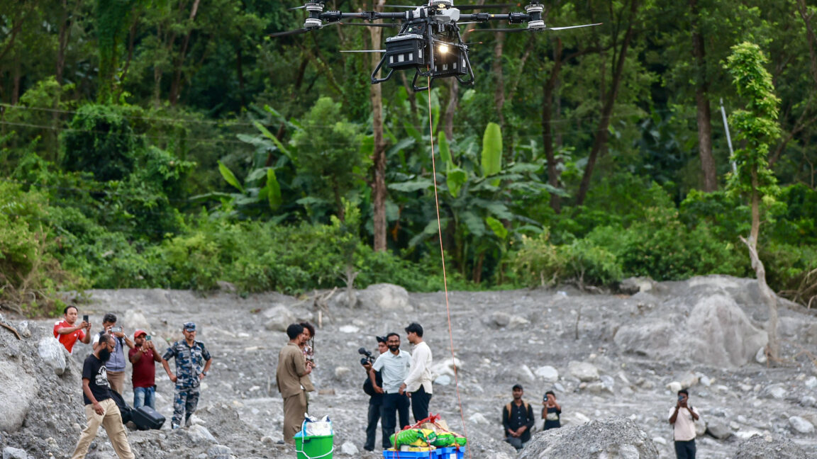 Балбын үерийн бүсэд DJI FlyCart 100 дрон ашиглан тусламж хүргэж байна
