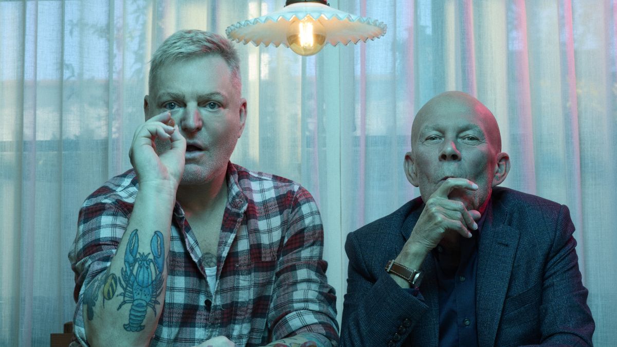 Synthpop хамтлаг Erasure 20 дахь студийн цомог болох Radio!! Radio!!-г танилцууллаа