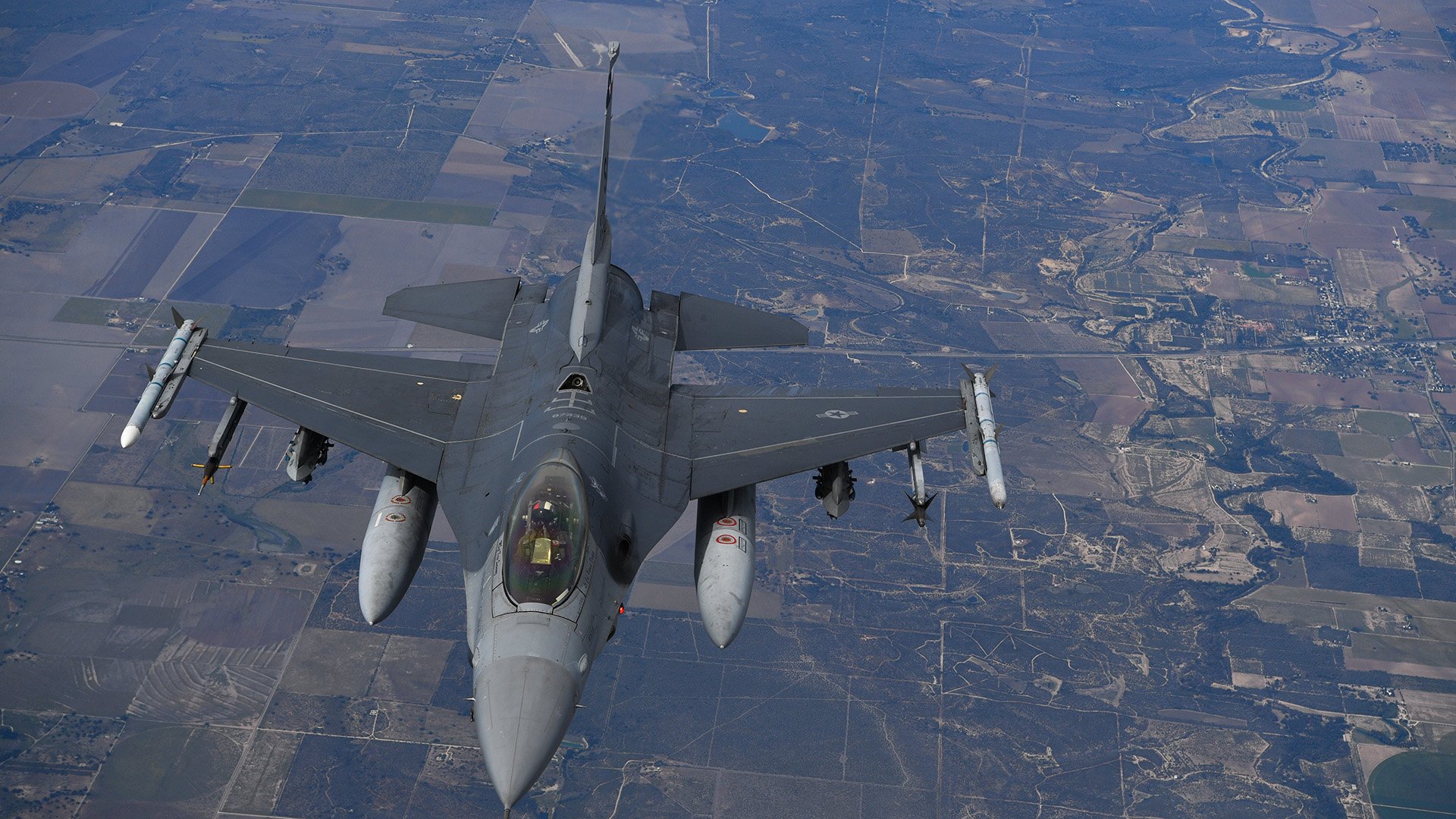 АНУ-ын Агаарын цэргийн хүчний F-16 сөнөөгч онгоц Мичиган мужид осолджээ