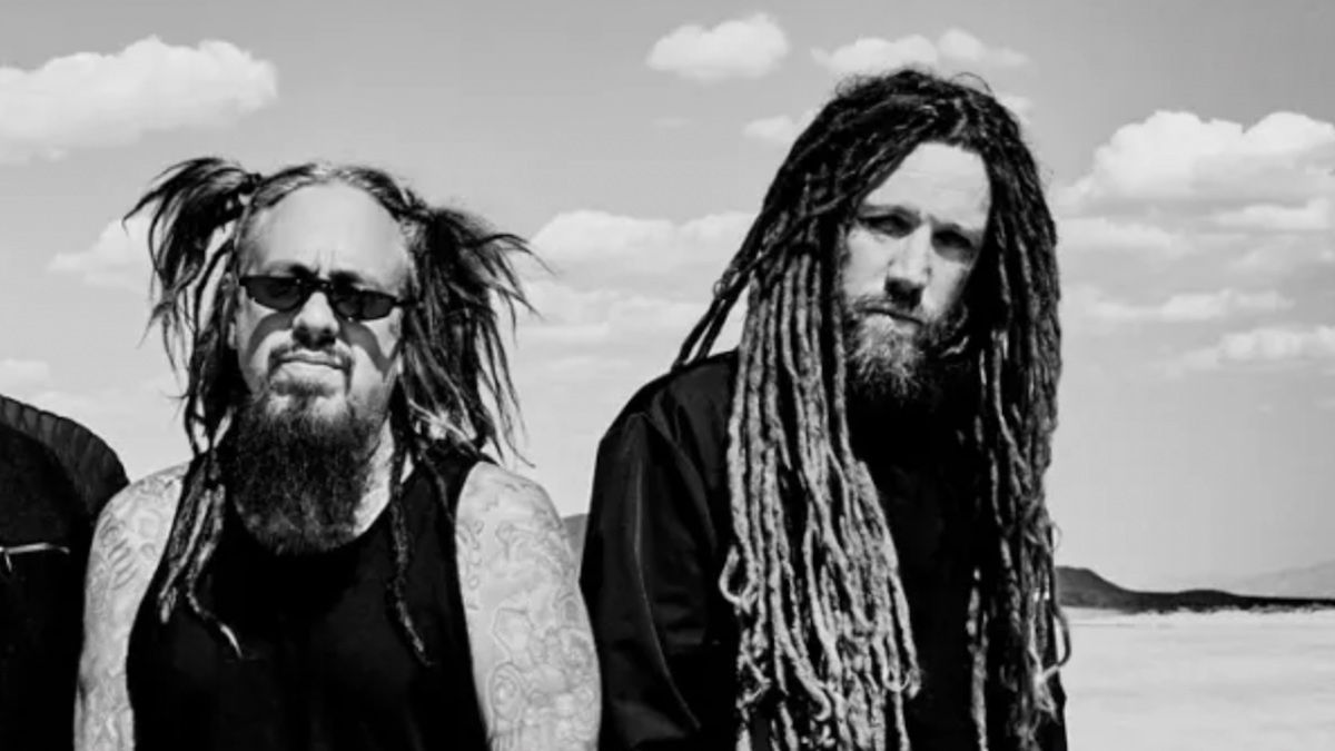 Korn хамтлагийн гишүүд таван жилийн дараа анх удаа хамтдаа тайзнаа гарлаа