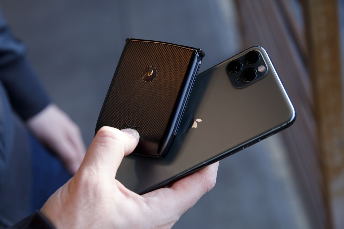 Apple компани эвхэгддэг ухаалаг гар утас болон хиймэл оюун ухаан бүхий шинэ төхөөрөмжүүдээ танилцуулахаар бэлтгэж байна