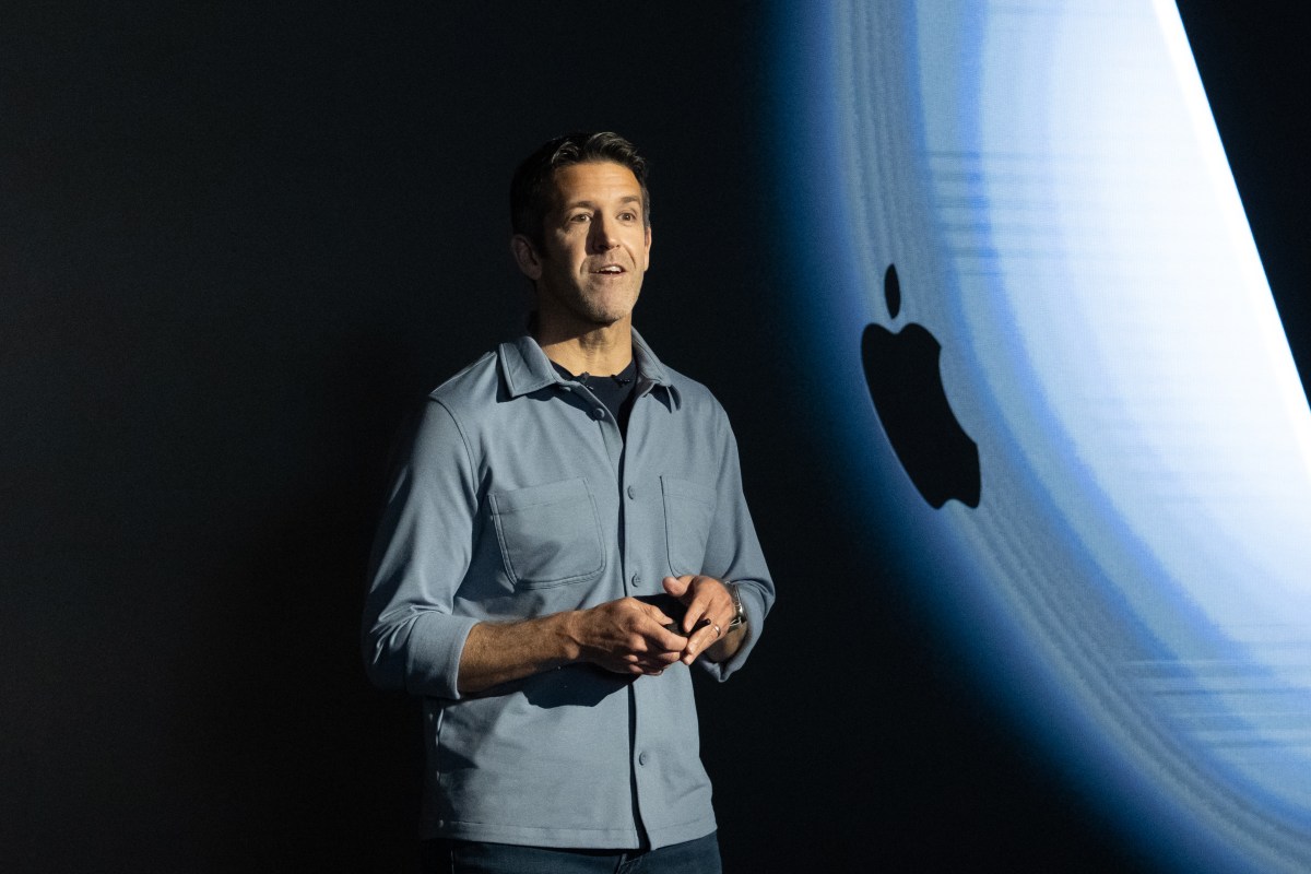 Apple компанийн гүйцэтгэх захирлаар Жон Тернус томилогдлоо