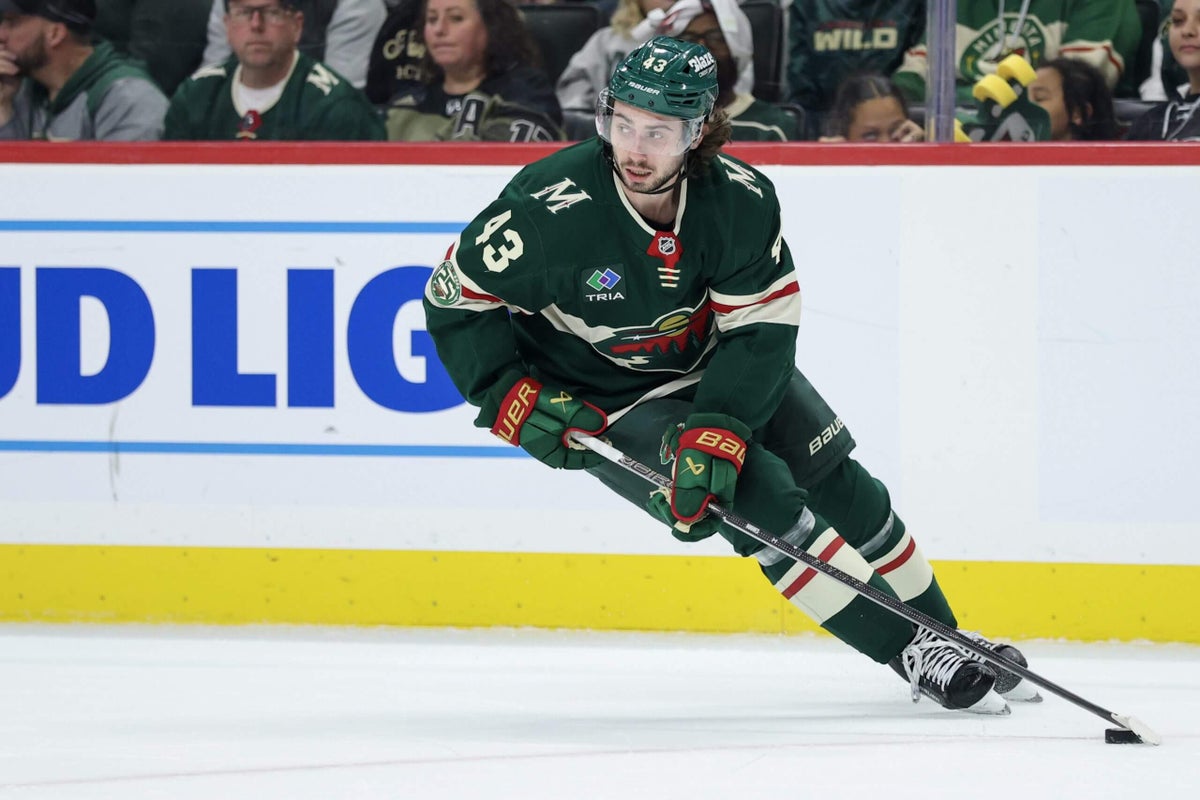 Куинн Хьюз NHL-ийн хэвлэлийн аялалын үеэр Миннесота Уайлдтай хийж буй гэрээний нөхцөлөө тайлбарлана