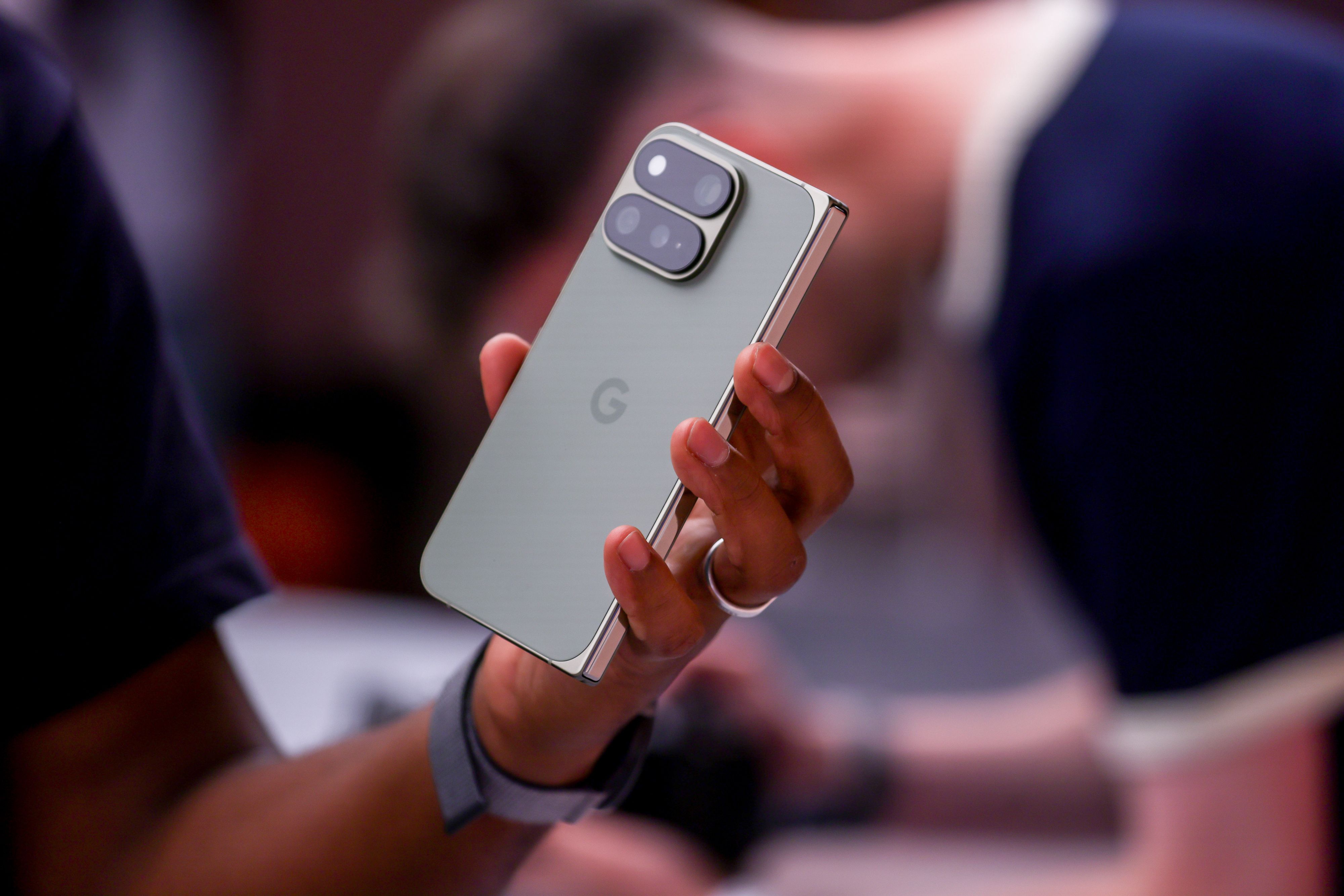 Google Pixel утасны Gemini хиймэл оюун ухаан хэрэглэгчийн өмнөөс утасны дуудлага хийх боломжтой боллоо