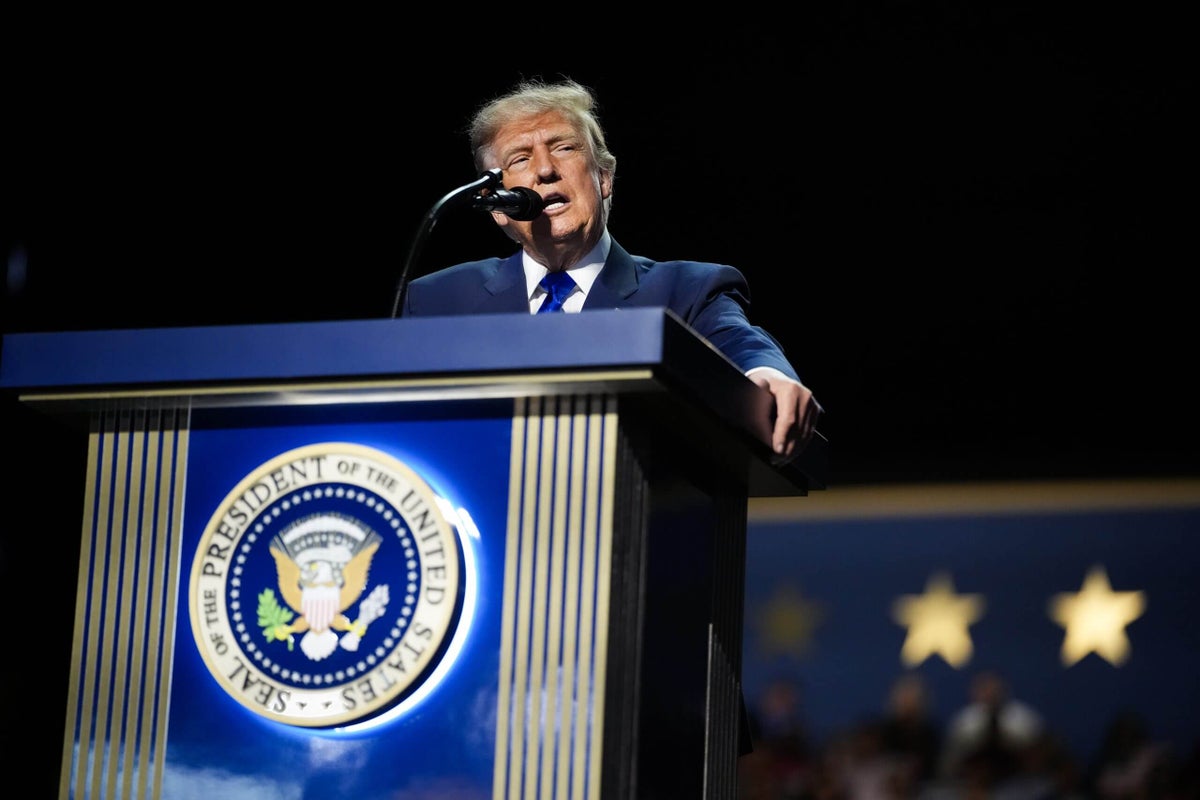 Дональд Трамп Лука Дончичиг Лос-Анжелес Лэйкерс рүү шилжүүлсэн наймааг спортын түүхэн дэх хамгийн муу шийдвэрүүдийн нэг гэж нэрлэв