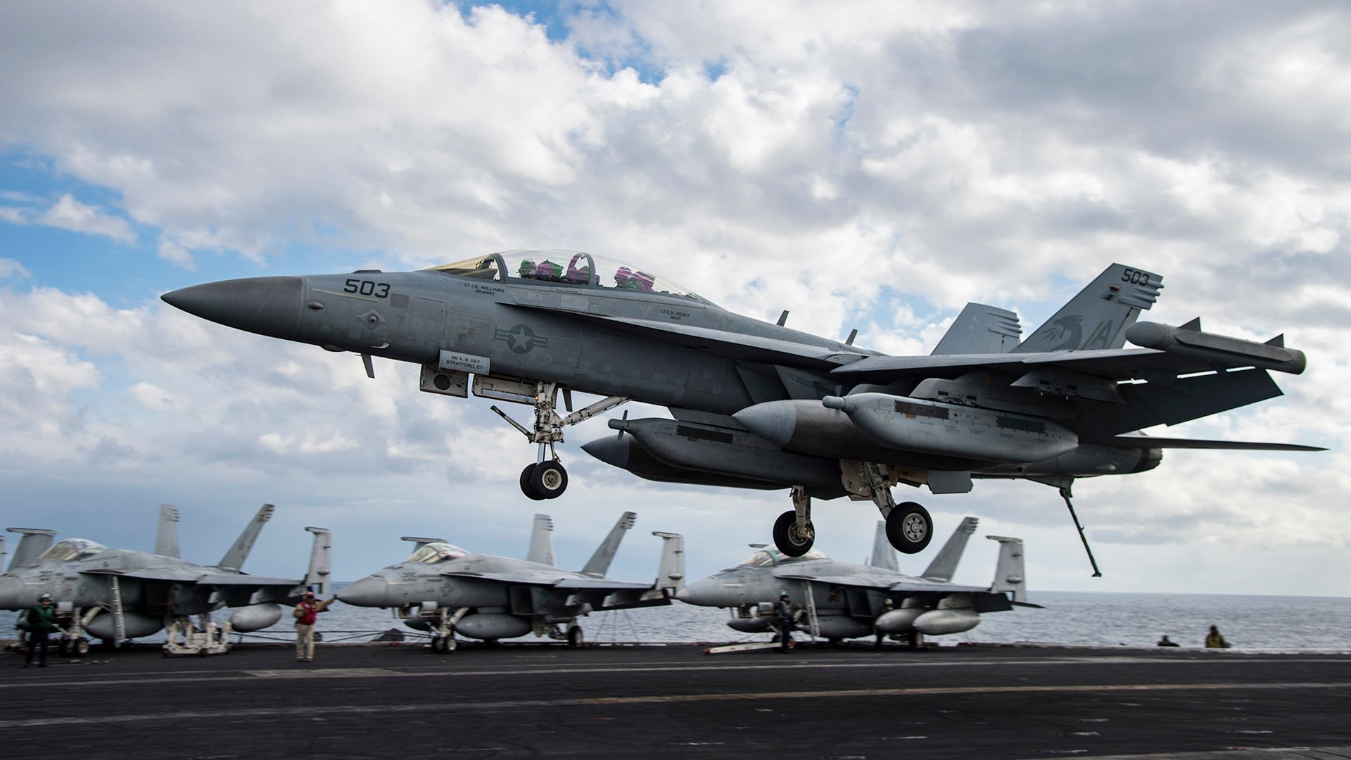 АНУ-ын нисэх онгоц тээгч хөлөг онгоцон дээр EA-18G Growler онгоц осолджээ