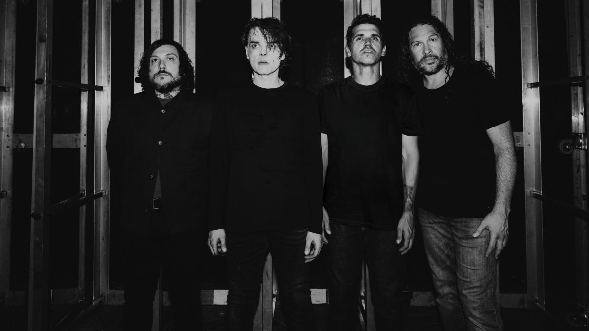 My Chemical Romance хамтлаг The Black Parade цомгийнхоо 20 жилийн ойд зориулсан тусгай хувилбарыг танилцууллаа