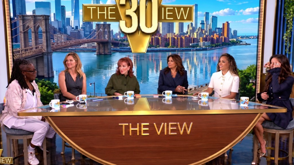 The View нэвтрүүлгийн 30 дахь улирлын нээлтийн үеэр Жой Бехар, Вупи Голдберг нар түүхэн амжилтаа тэмдэглэлээ