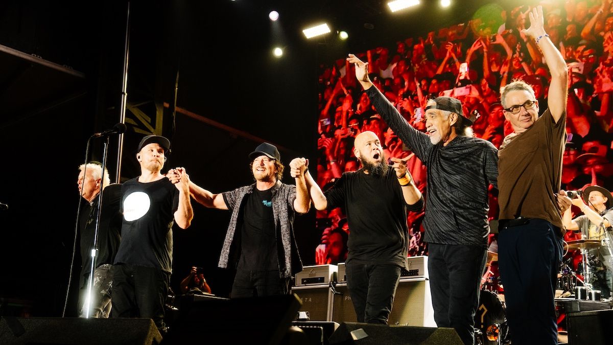 Pearl Jam хамтлаг Ohana хөгжмийн наадмын үеэр бөмбөрчин Эйб Лаборил Жуниорын хамт тайзнаа гарлаа