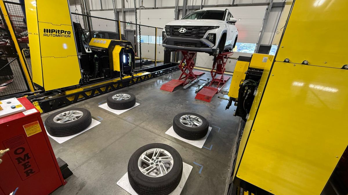 Канадын автомашины засварын төвд анхны дугуй солигч робот нэвтэрлээ