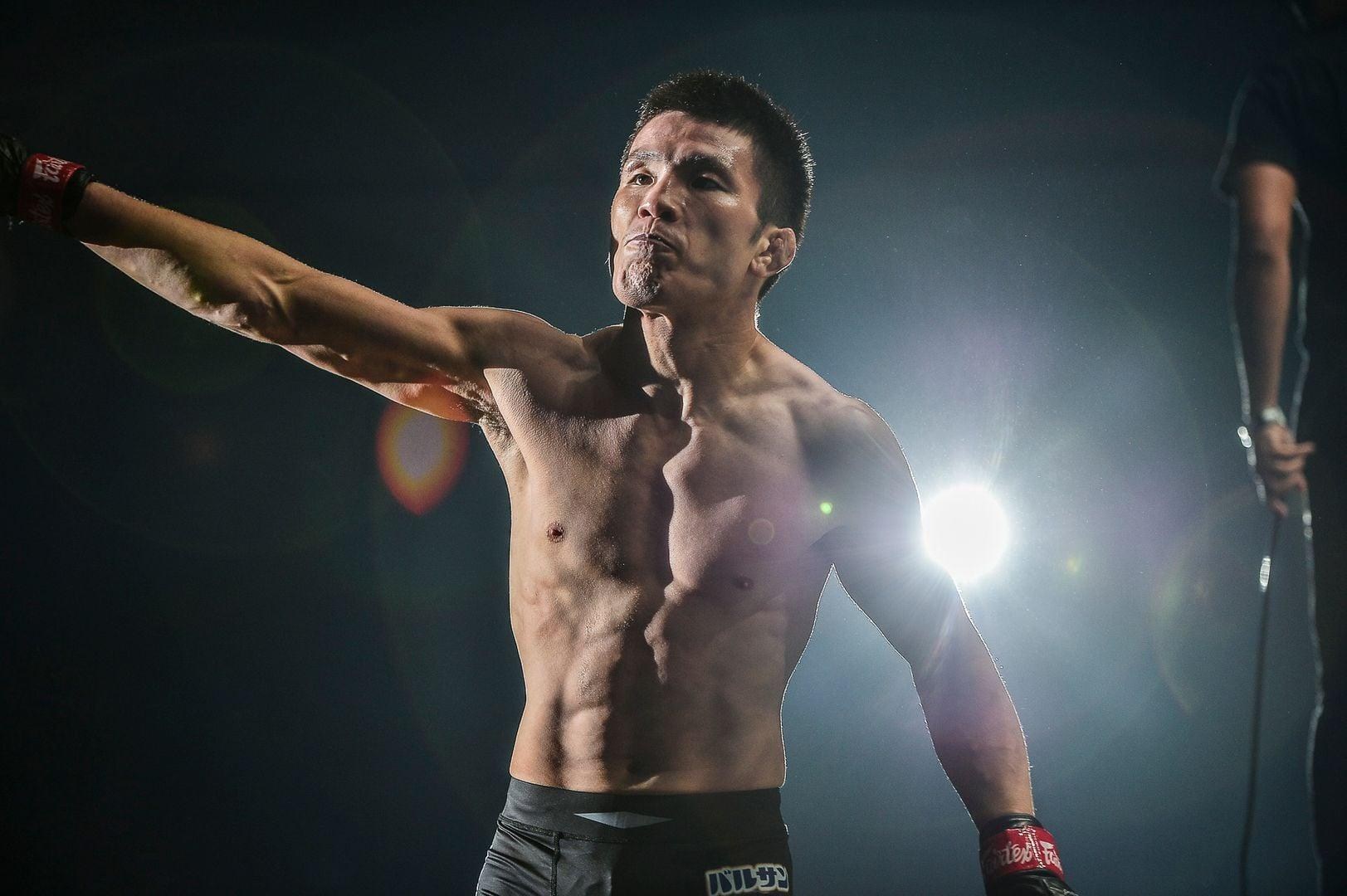 Шинъя Аоки арван жилийн дараа RIZIN-д эргэн ирж, карьерийнхаа цэгийг тавихаар зэхэж байна
