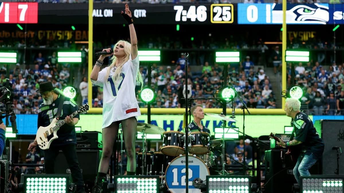 Soundgarden хамтлаг NFL-ийн нээлтийн тоглолтын үеэр Тэйлор Момсентой хамтран тайзнаа гарлаа
