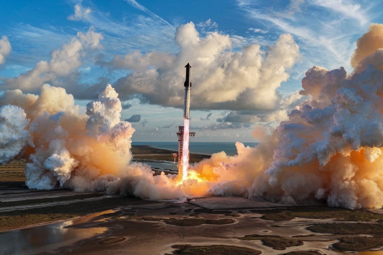Starship анх удаа тойрог замд амжилттай орсон ч хөдөлгүүрийн асуудал сорилт хэвээр байна