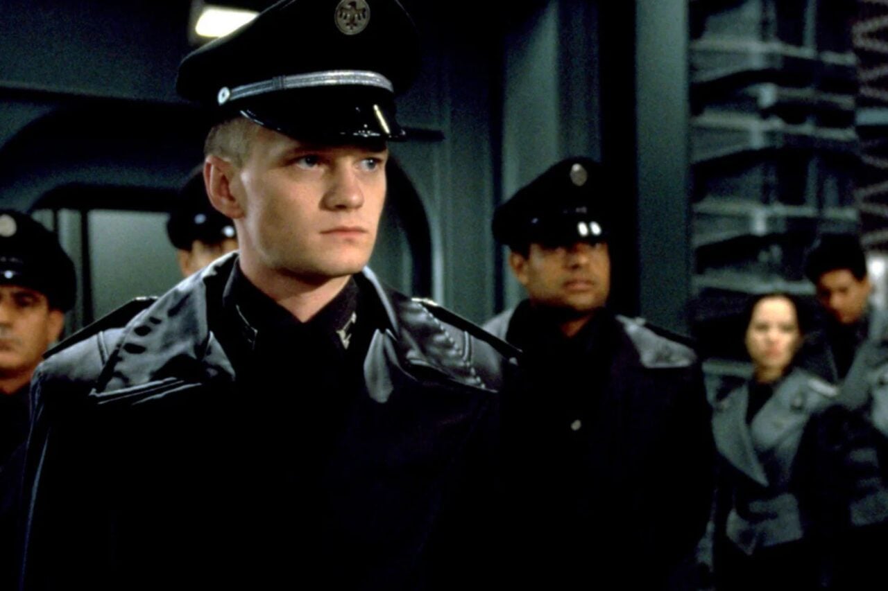 “Starship Troopers” киноны зорилгыг ойлгоогүй АНУ-ын Сансрын хүчний шинэ дүрэмт хувцсанд найруулагч Пол Верховен шүүмжлэлтэй хандлаа
