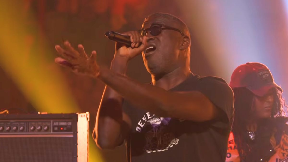 TV on the Radio хамтлаг “Wolf Like Me” дуугаа Jimmy Kimmel Live! шоунд эргэн толилууллаа
