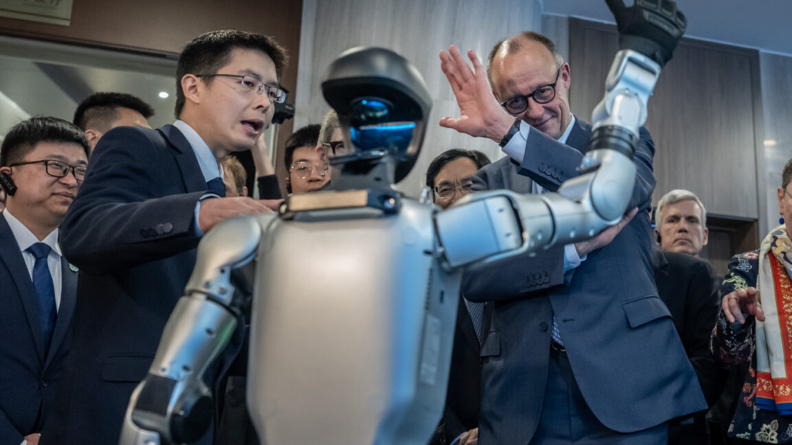 Unitree Robotics компанийн амжилт үүсгэн байгуулагчийн нарийн хяналттай холбоотой