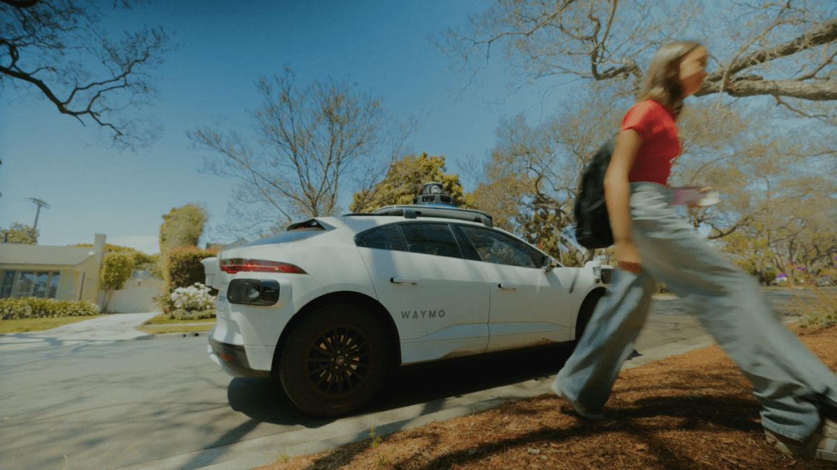 Waymo роботакси үйлчилгээгээ 13-аас дээш насны өсвөр насныханд зориулан өргөжүүлж байна