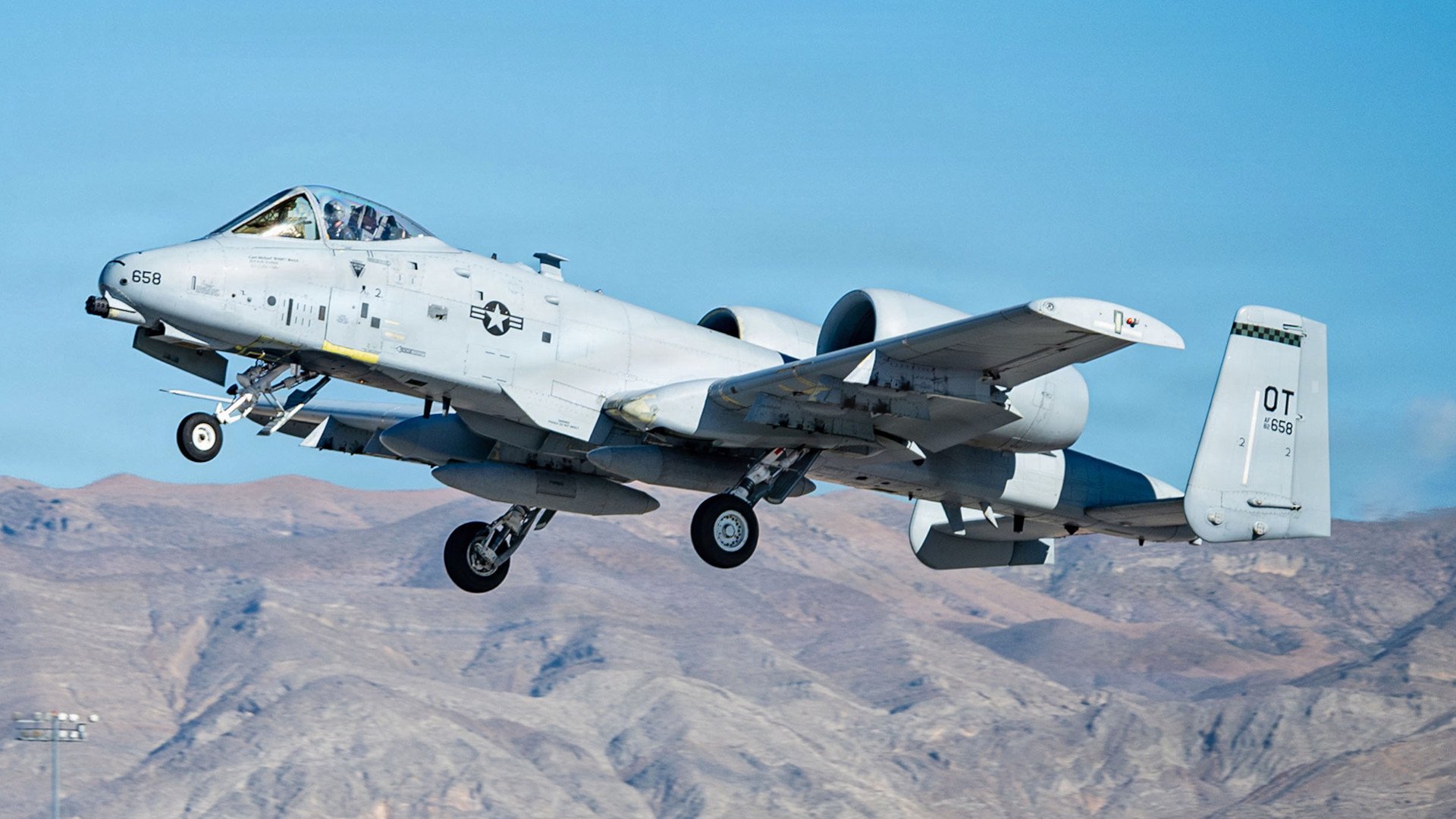 Неллис агаарын цэргийн баазад A-10 Thunderbolt II онгоцны үйл ажиллагаа албан ёсоор өндөрлөв