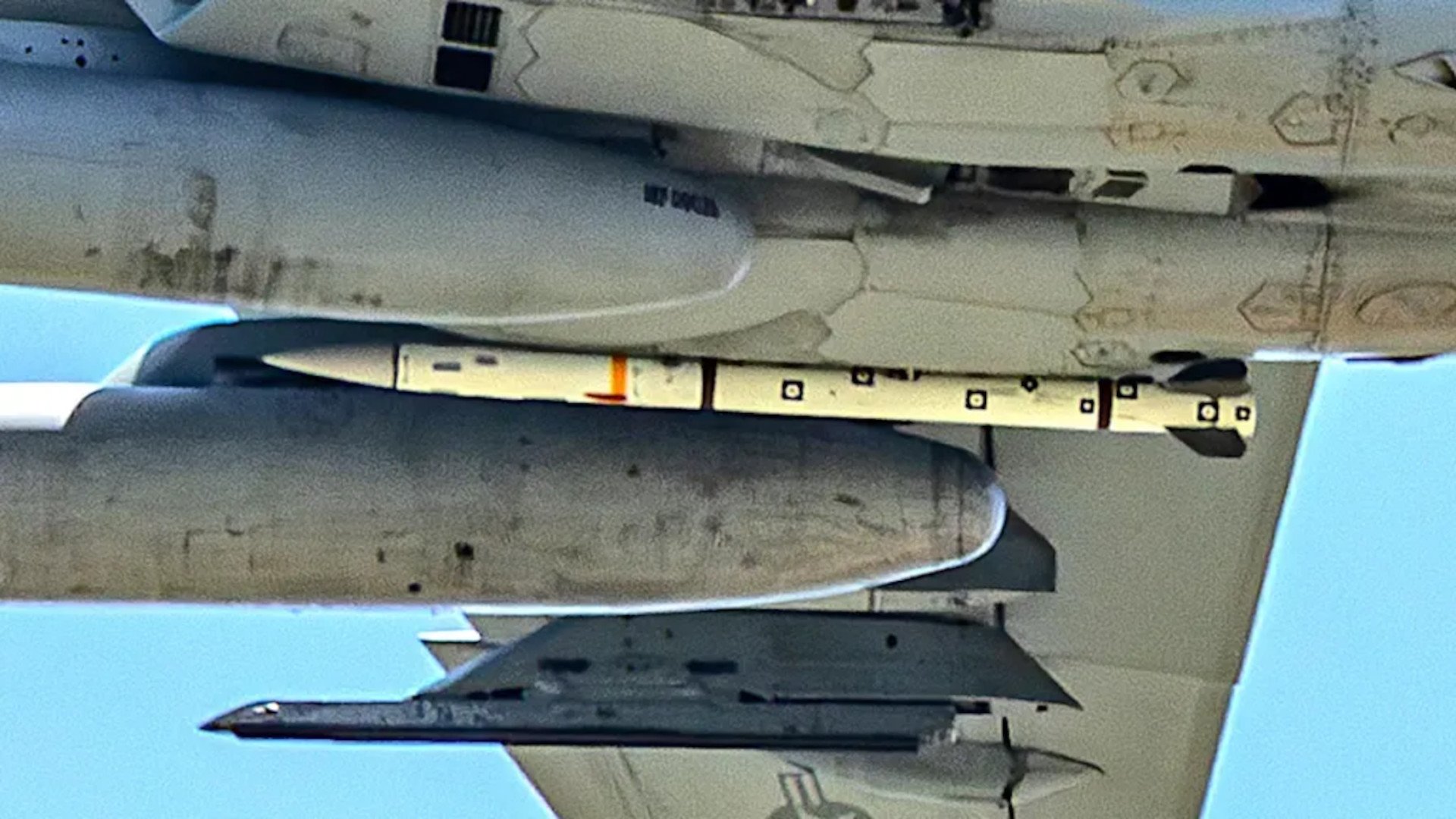 Пентагон AIM-260 пуужингийн үйлдвэрлэлийг нэмэгдүүлэхээр Lockheed Martin компанитай гэрээ байгууллаа