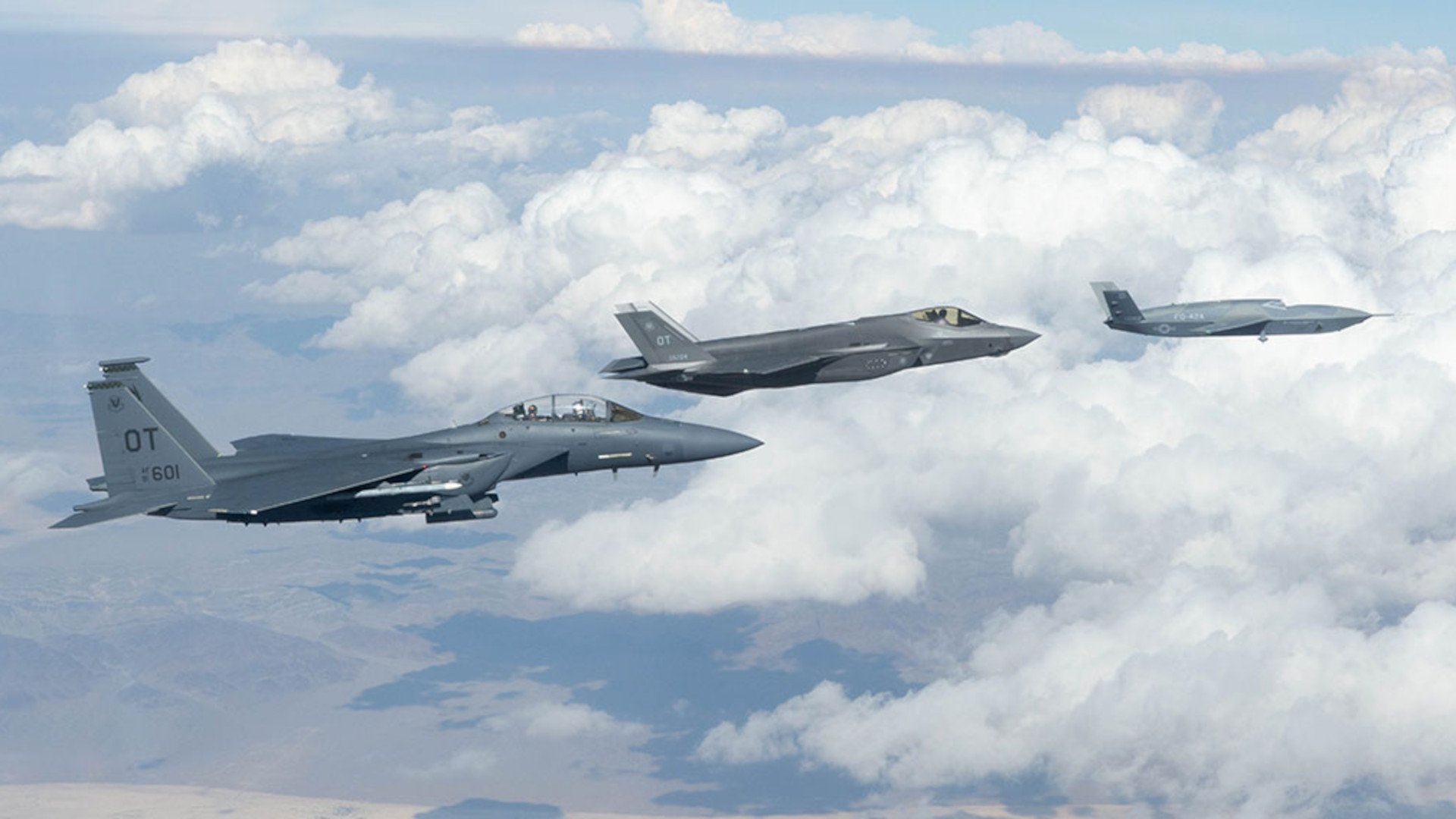 General Atomics компанийн FQ-42A Vengeance сөнөөгч дрон АНУ-ын нисэх хүчний байлдааны онгоцуудтай хамт нисэж эхэллээ