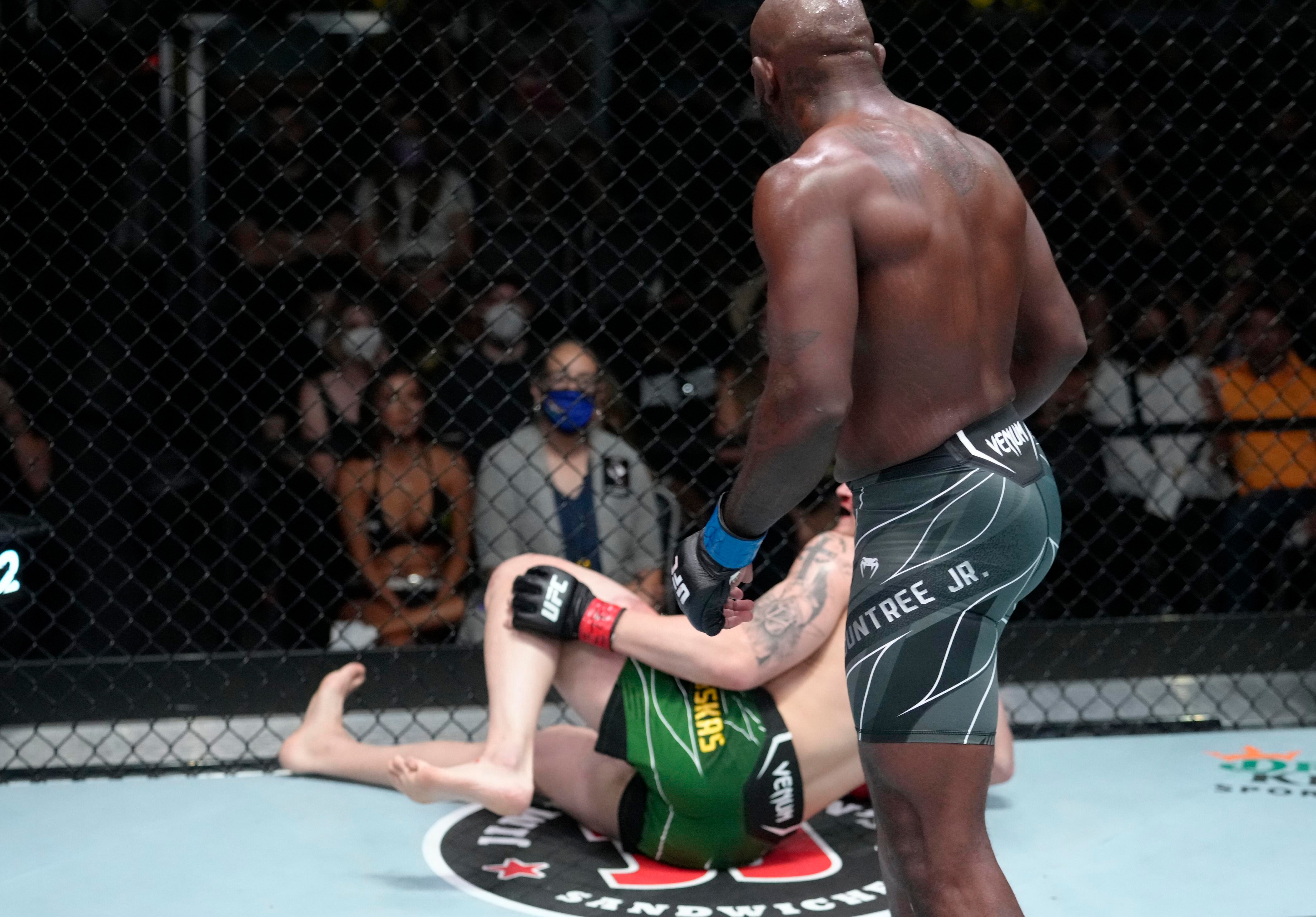 UFC-ийн тэргүүн Дана Уайт өвдөг рүү чиглэсэн өшиглөлтийг хориглох санаачилгыг дэмжлээ