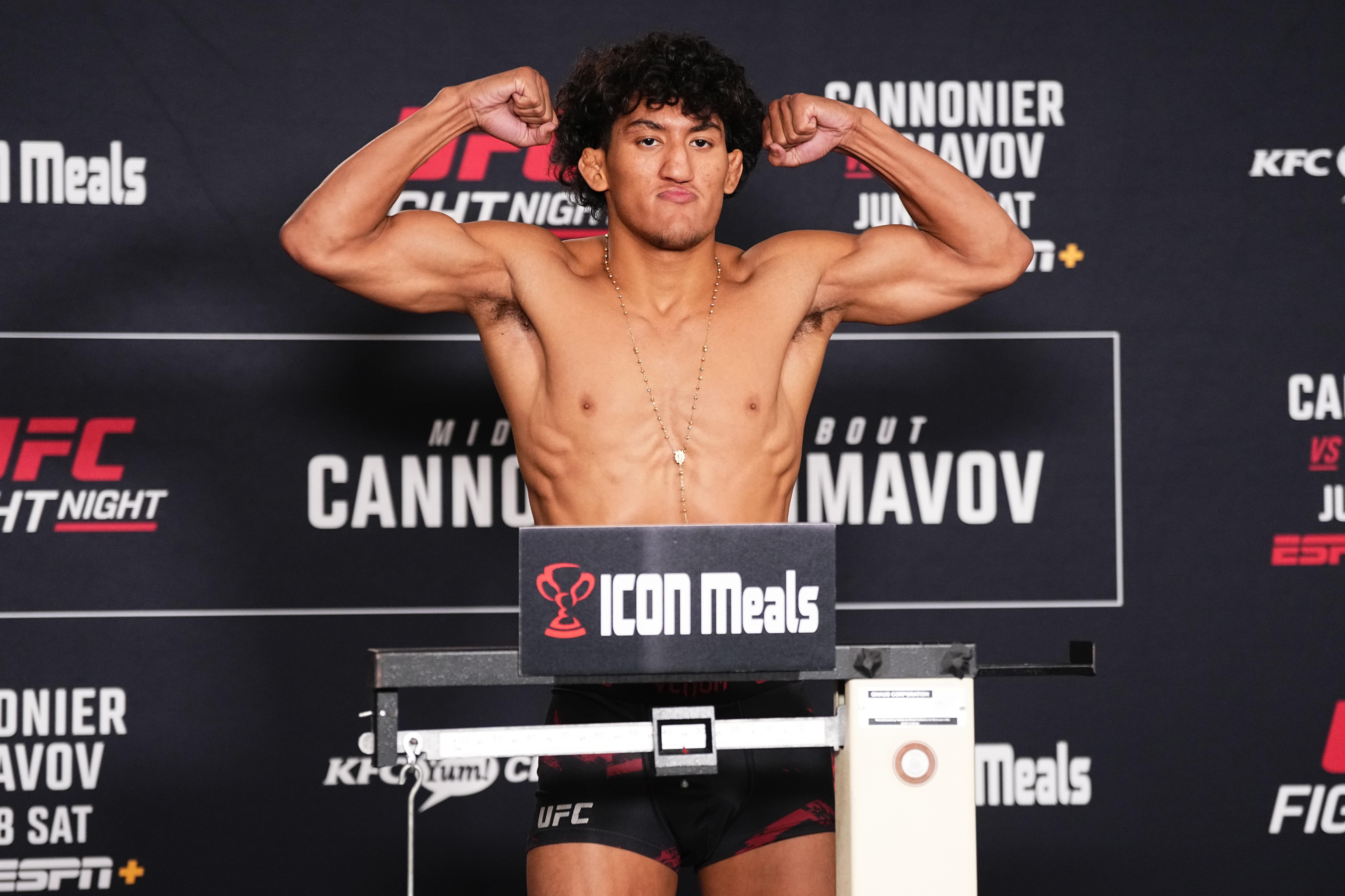 UFC Vegas 121: Раул Росас болон Раони Барселос нар жин үзэх ёслолд оролцлоо