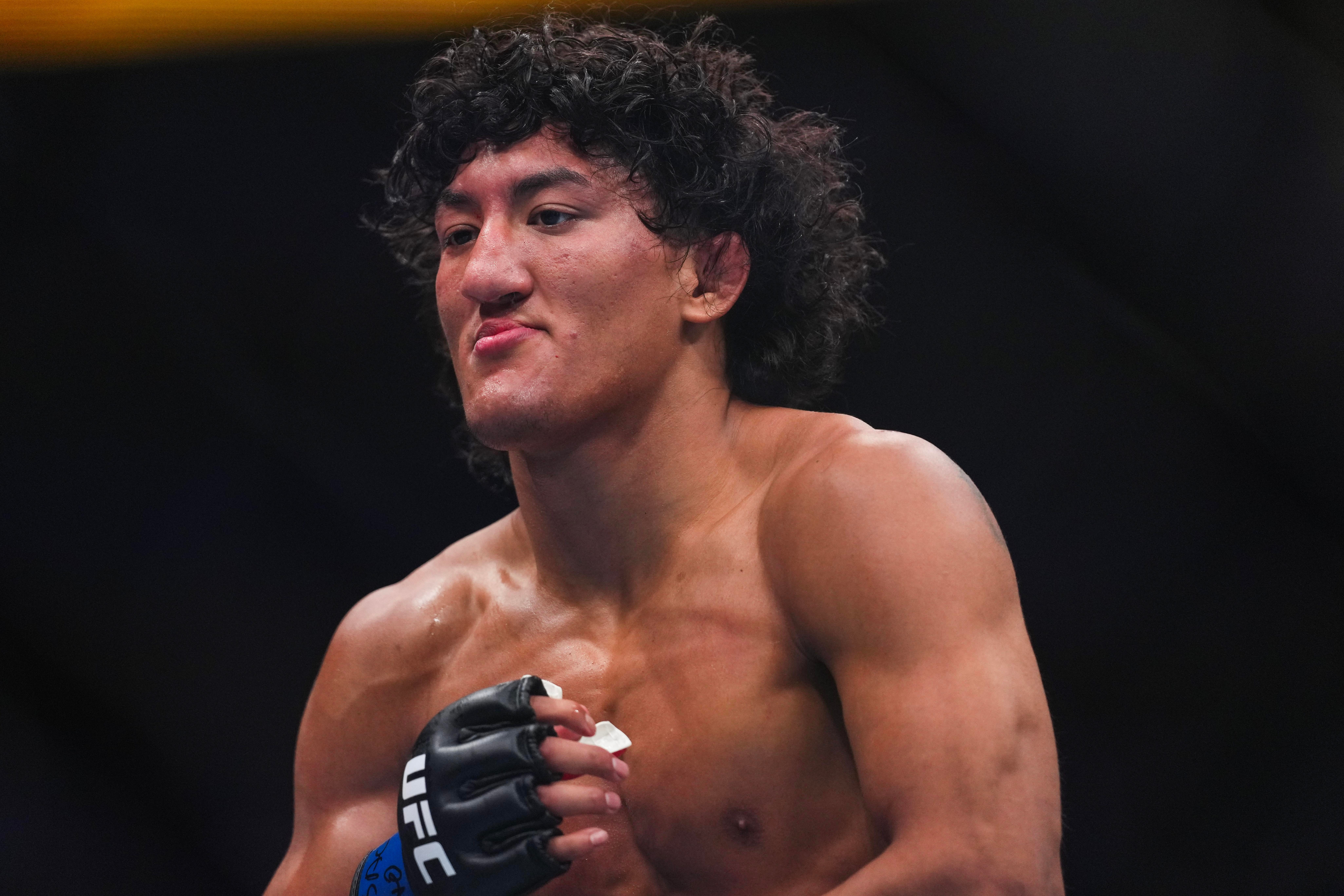 UFC Vegas 121: Раул Росас болон Раони Барселос нарын тулаан үндсэн үйл явдал болно