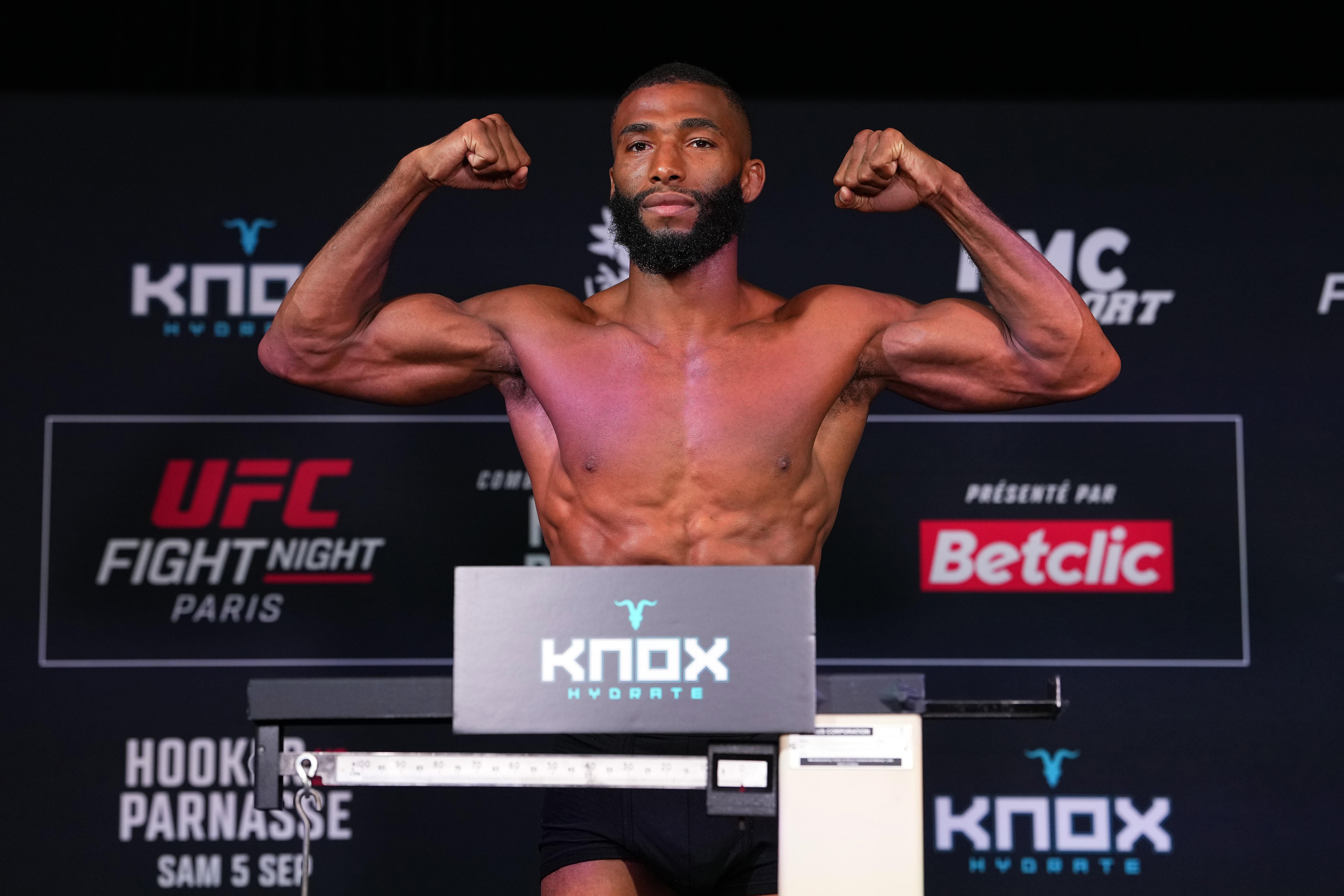 UFC-д анх удаа тулалдах Саладин Парнасс болон Дэн Хукер нар жингээ амжилттай үзүүллээ
