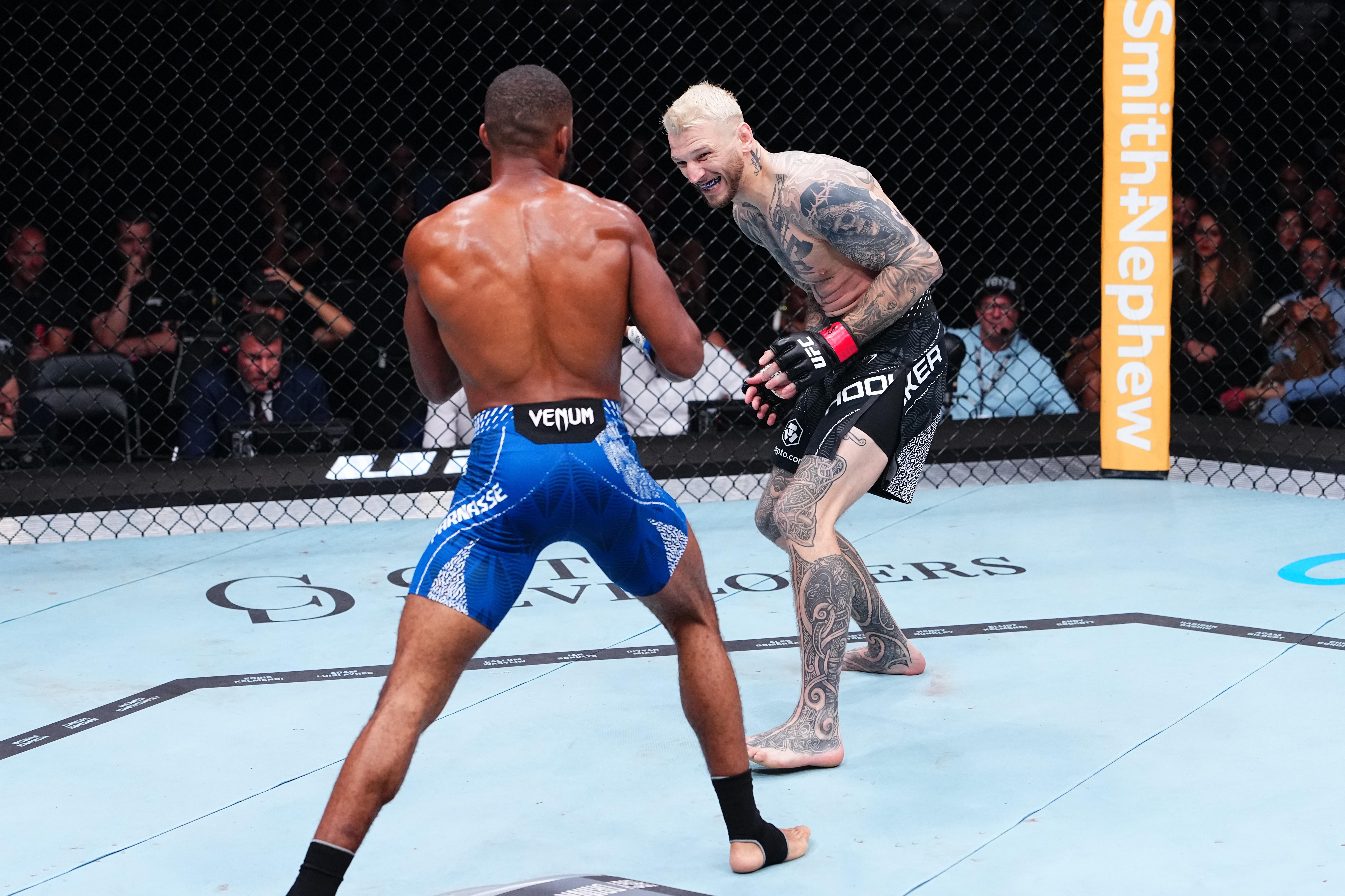 Салахдин Парнасс UFC-д анхны тулаанаа хийж, Дэн Хукерыг эхний раундад буулган авлаа