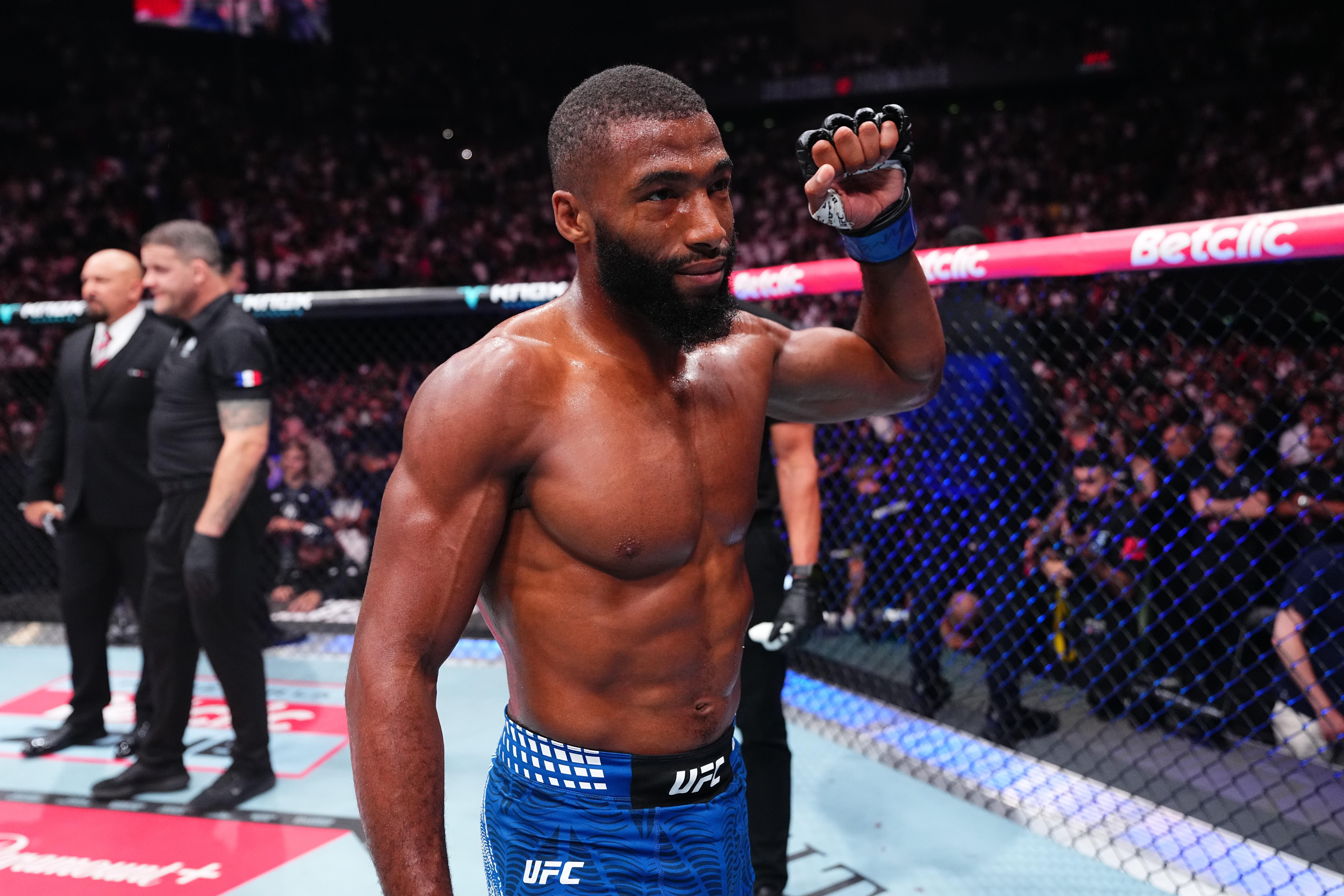 Саладин Парнас UFC-д хийсэн анхны тулаандаа Дэн Хукерыг буулган авлаа